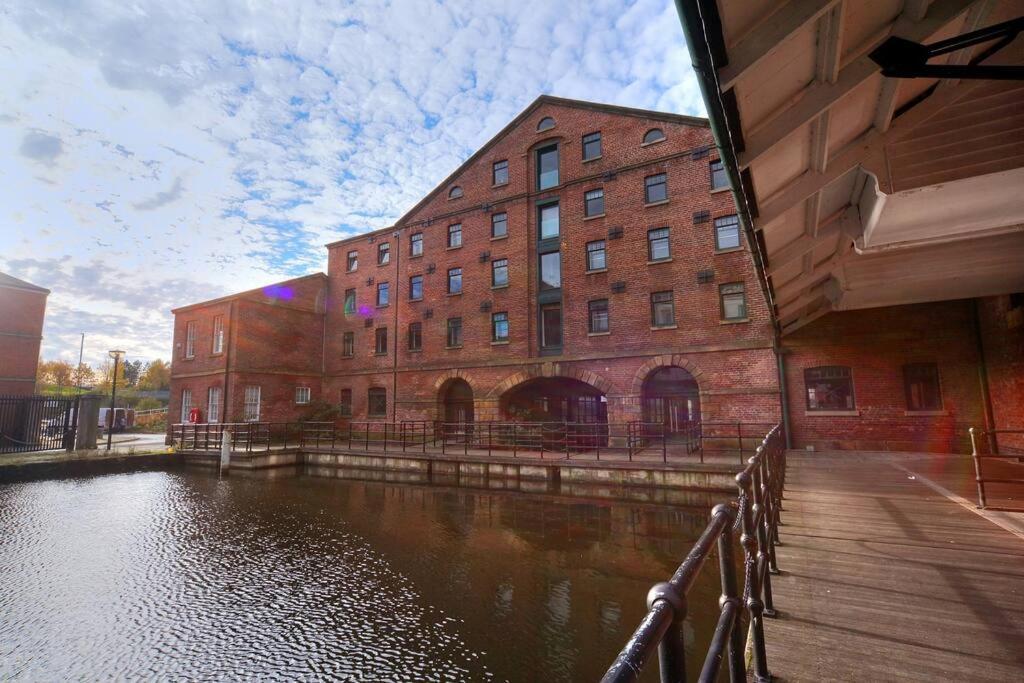 Beautiful 1-Bed Apartment In Grade Listed Warehouse - Victoria Quays, Sheffield City Centre, Free Parking, Pet Friendly, Netflix Buitenkant foto