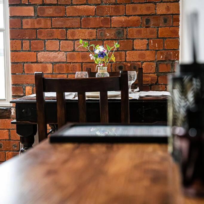 Beautiful 1-Bed Apartment In Grade Listed Warehouse - Victoria Quays, Sheffield City Centre, Free Parking, Pet Friendly, Netflix Buitenkant foto